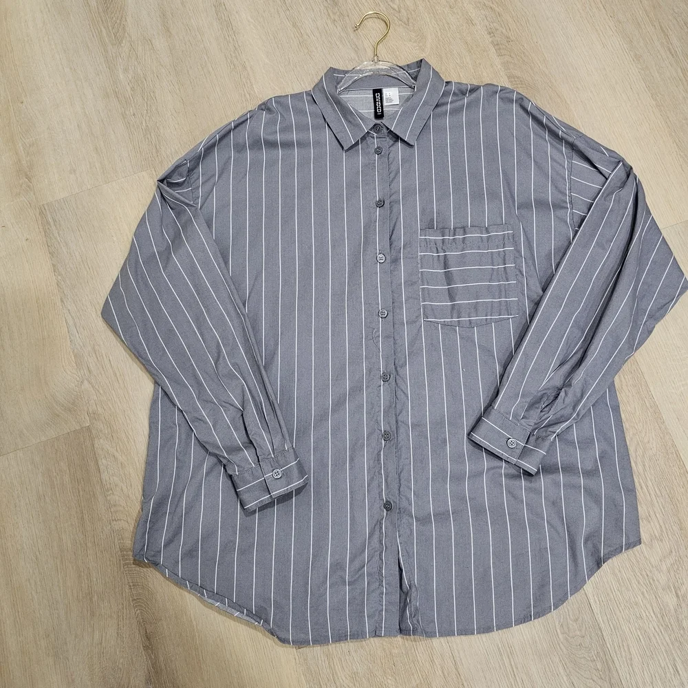 H&M Divided Gray Pinstripe Oversized Button Down Shirt Cotton Size M - Picture 2 of 10